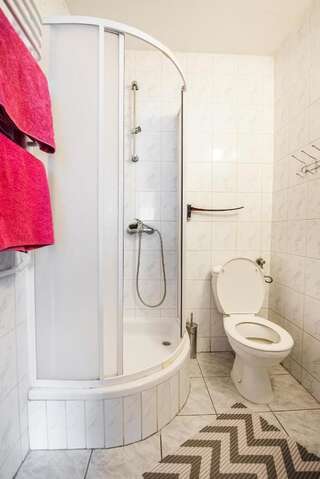 Проживание в семье Bukowianka Мушина Triple Room with Private Bathroom vis-s-vis door-4